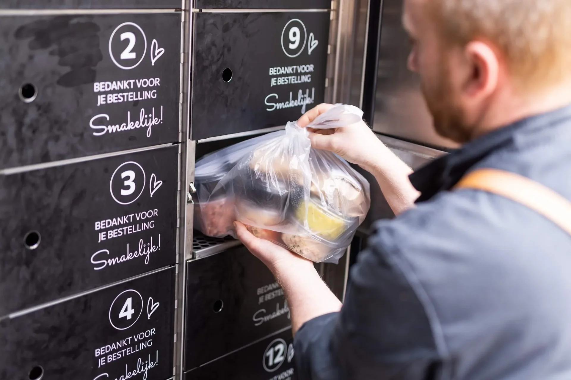 Klant haalt bestelling op uit een Versbox
